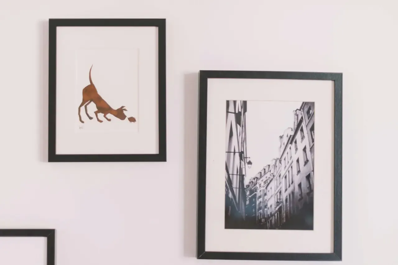 壁に飾られた額入りのポスター