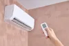 エアコンのスイッチを入れる画像