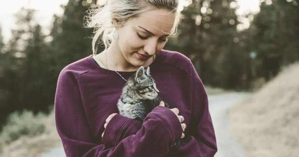 猫を抱く女性