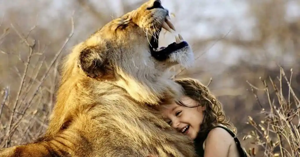 ライオンに抱きつく少女
