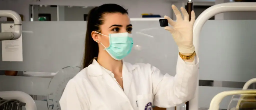 試験結果を確認する試験員