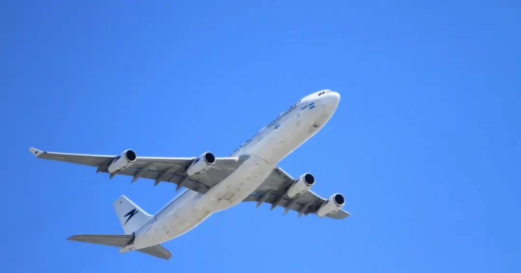 飛び立つ飛行機