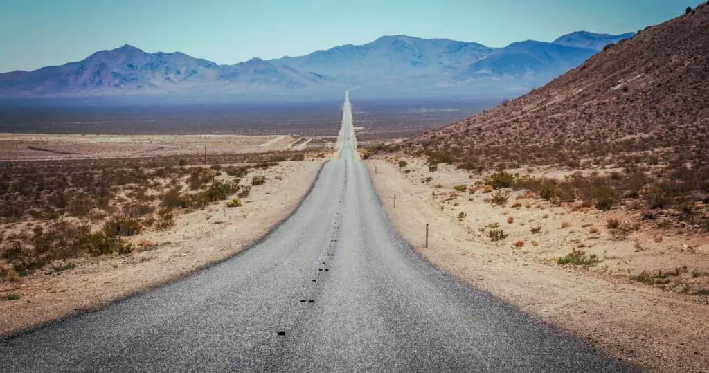 真っ直ぐに続く山脈への