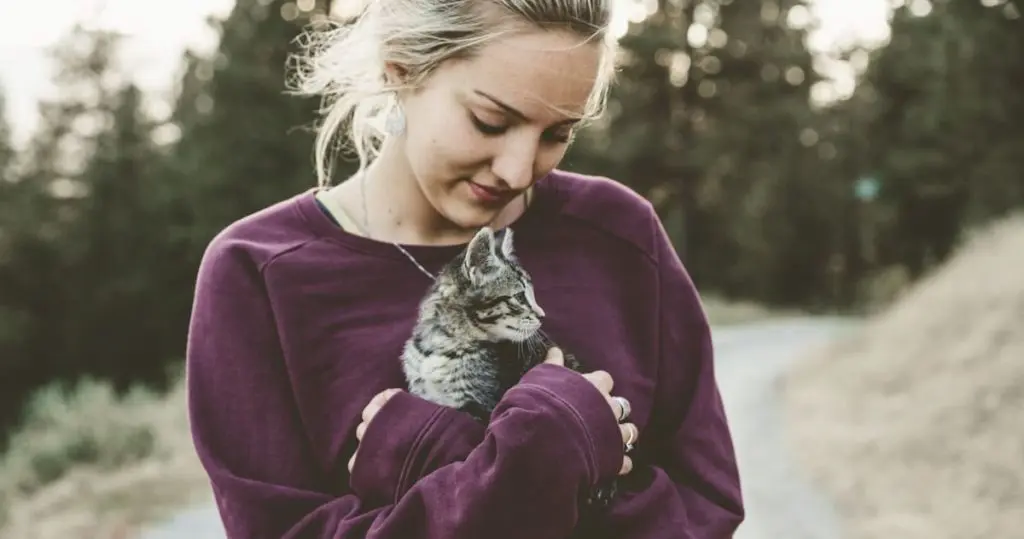 子猫を抱く女性
