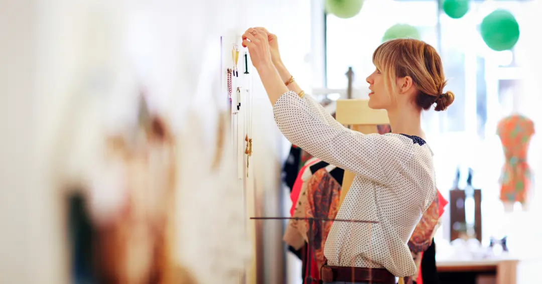 ボードに計画を貼る女性