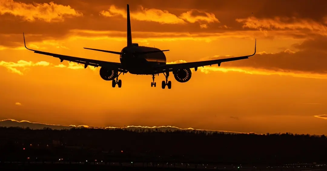 夕焼けの中を飛ぶ飛行機