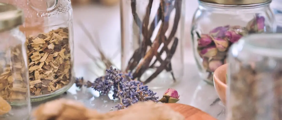 瓶に入ったハーブなどの漢方薬の材料