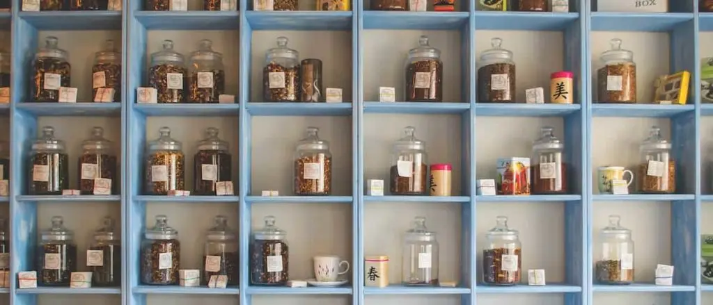 棚に並ぶ漢方薬