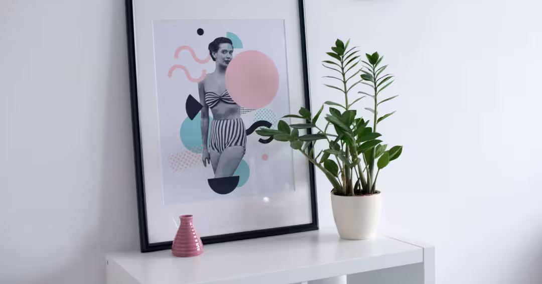 棚の上に置かれたポスター