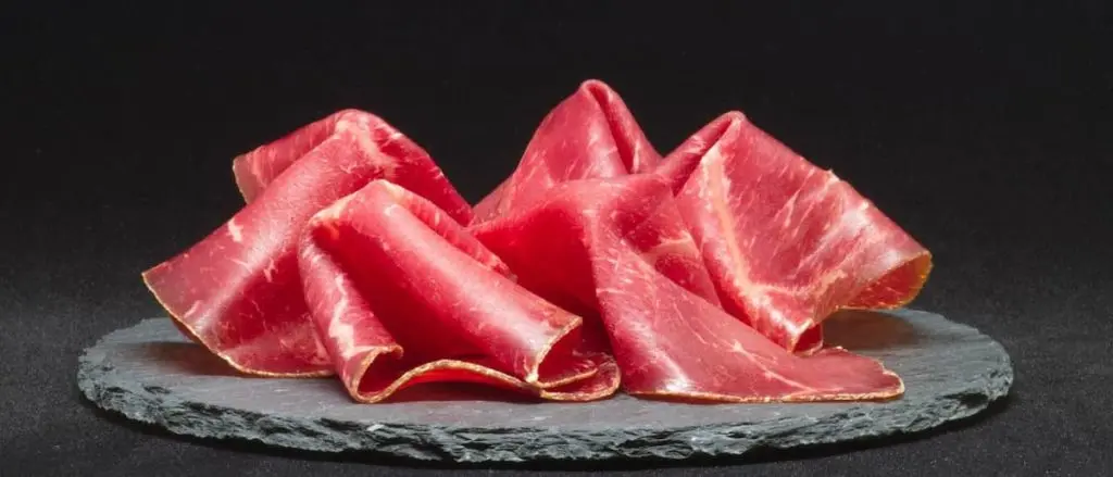 石皿の上に置かれた生ハム