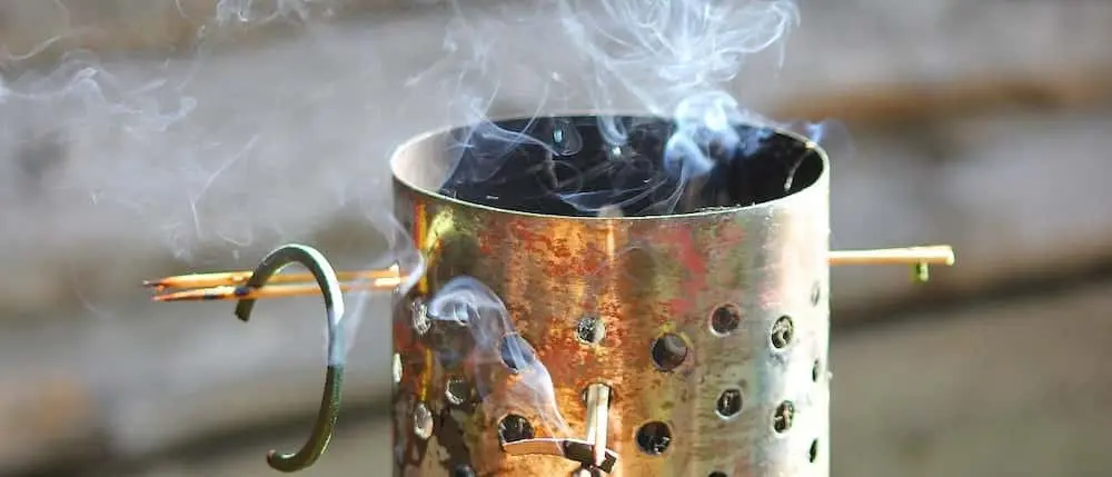 虫除け器具から煙があがる様子